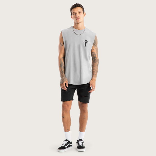 Model wears Tombstone Dual Curved Muscle Pigment Alloy Muscle Tees Grey – image 4
