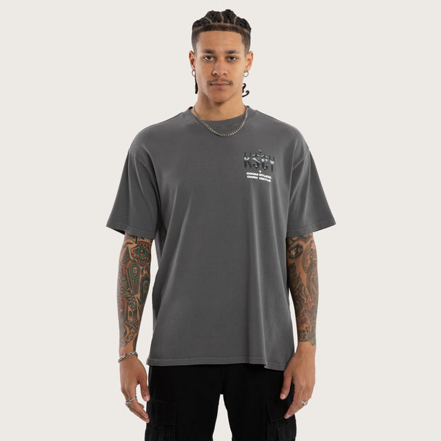 Model wears Chrome Relaxed Tee Pigment Charcoal T-Shirts Grey – image 3