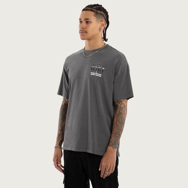 Model wears Chrome Relaxed Tee Pigment Charcoal T-Shirts Grey – image 4