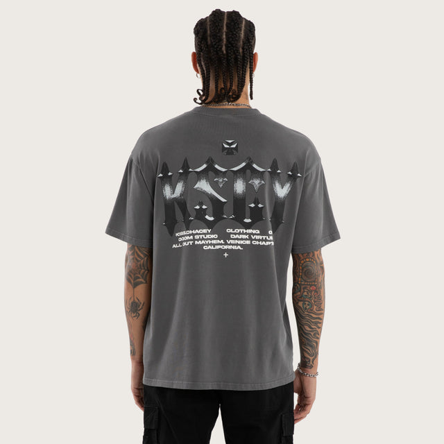 Model wears Chrome Relaxed Tee Pigment Charcoal T-Shirts Grey – image 1