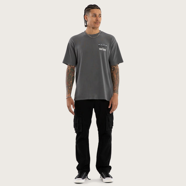 Model wears Chrome Relaxed Tee Pigment Charcoal T-Shirts Grey – image 2