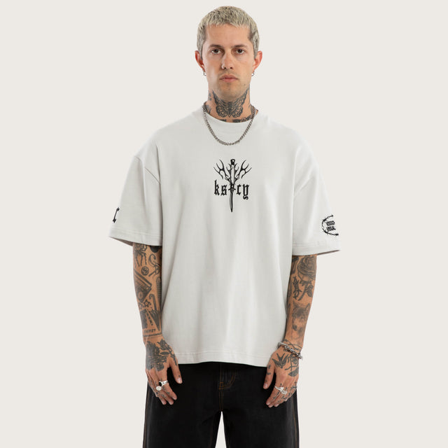 Model wears Distorted Loopback Street Tee Glacier Grey T-Shirts Grey – image 3