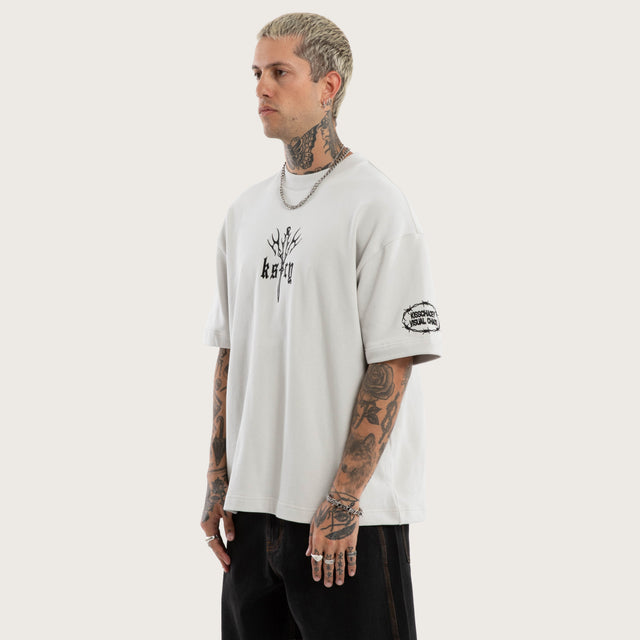 Model wears Distorted Loopback Street Tee Glacier Grey T-Shirts Grey – image 4