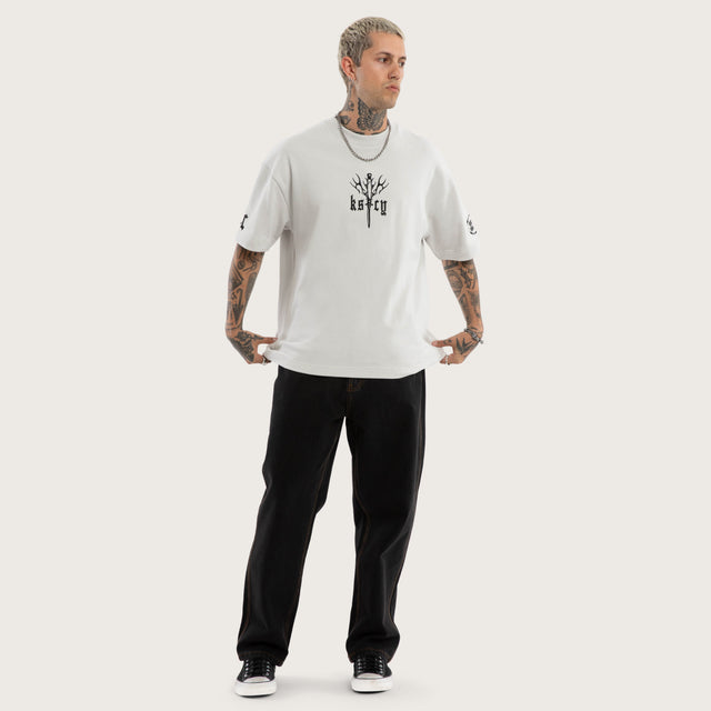 Model wears Distorted Loopback Street Tee Glacier Grey T-Shirts Grey – image 2