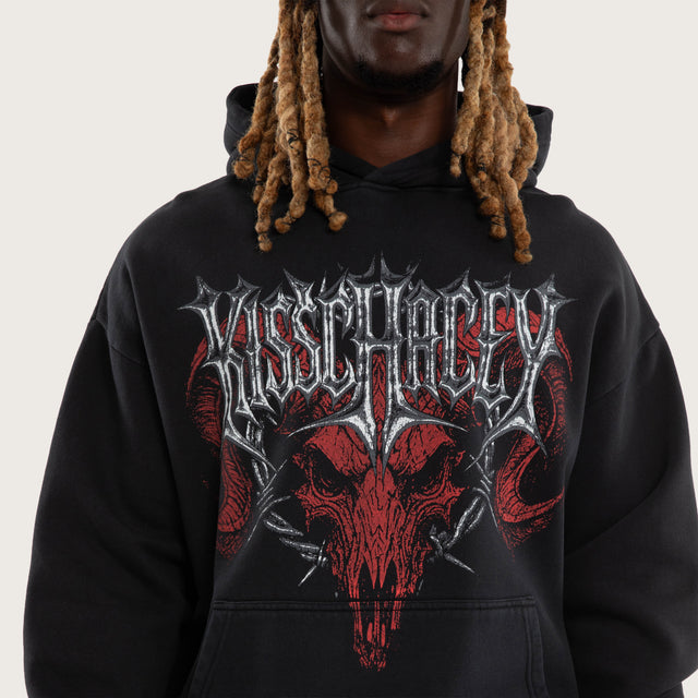 Model wears Scratch Oversized Hoodie Pigment Anthracite Hoodies Black – image 4