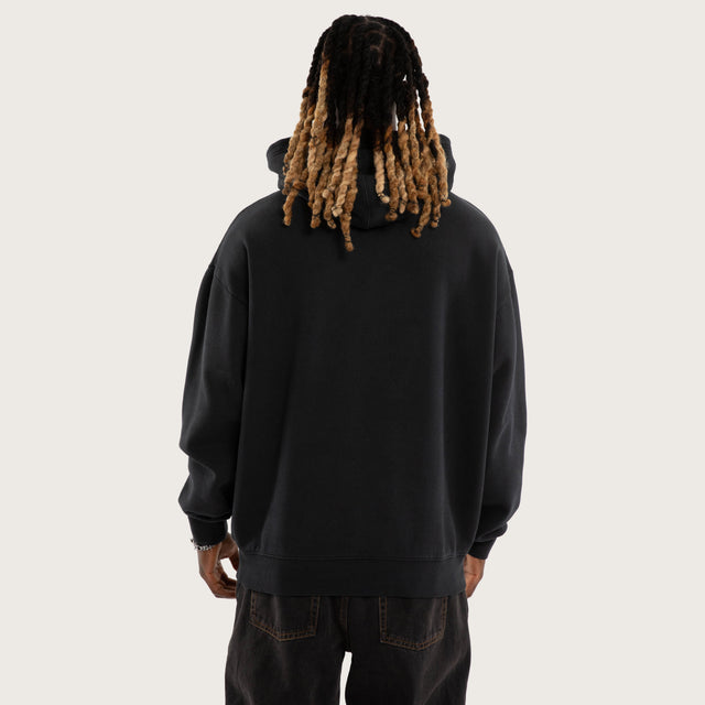 Model wears Scratch Oversized Hoodie Pigment Anthracite Hoodies Black – image 3