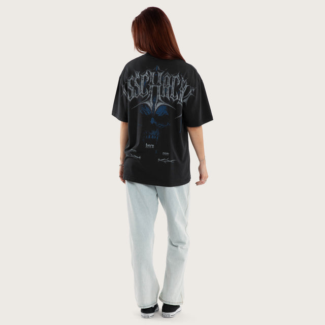 Model wears Vice Street Tee Pigment Anthracite T-Shirts Black – image 6
