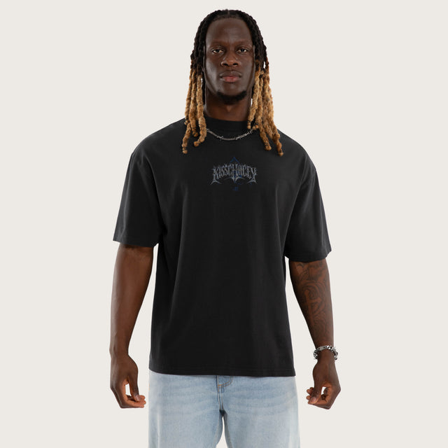 Model wears Vice Street Tee Pigment Anthracite T-Shirts Black – image 1