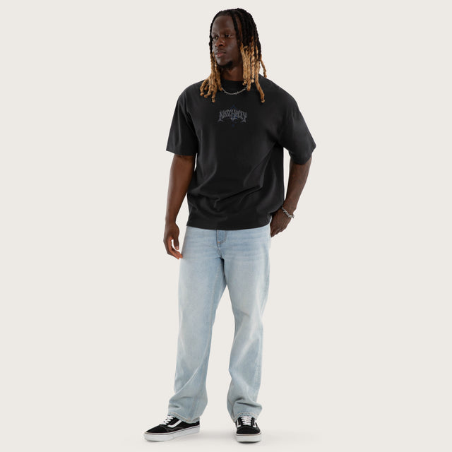 Model wears Vice Street Tee Pigment Anthracite T-Shirts Black – image 7
