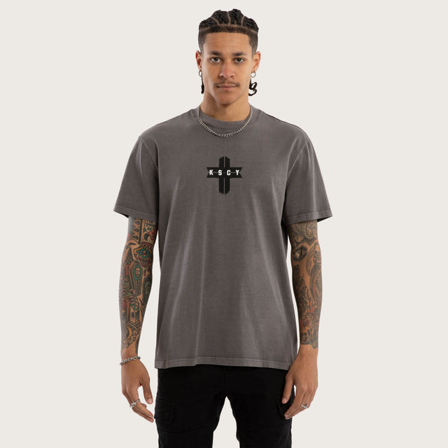 Model wears Endeavour Relaxed Tee Pigment Grey T-Shirts in Grey - Image 3