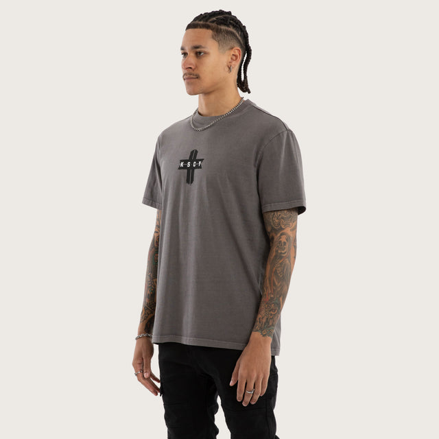 Model wears Endeavour Relaxed Tee Pigment Grey T-Shirts in Grey - Image 4