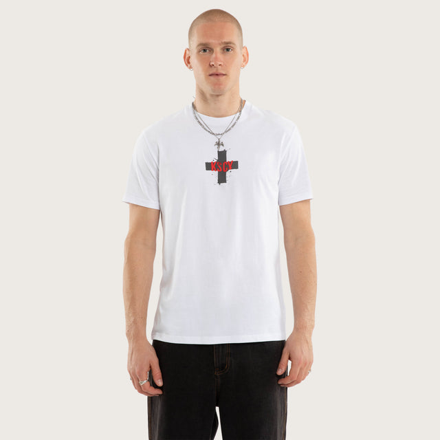 Model wear Arizona Standard Tee Optical White T-shirts in White - Image 2