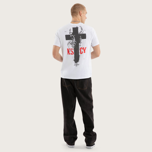 Model wear Arizona Standard Tee Optical White T-shirts in White - Image 4