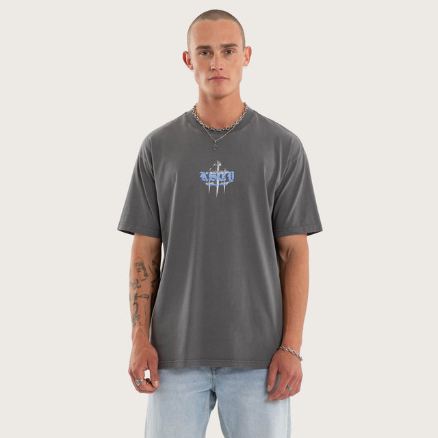 Model wears Obscurity Box Fit Tee Pigment Charcoal T-Shirts Grey – image 2
