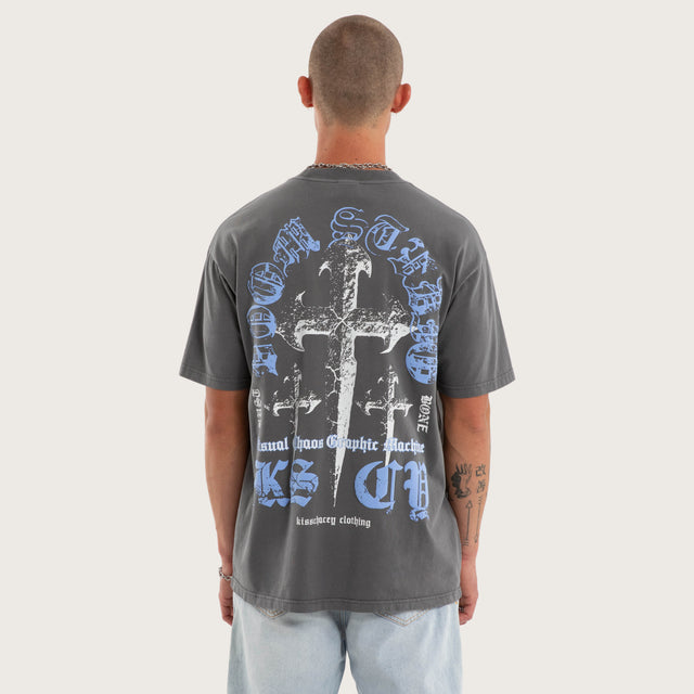 Model wears Obscurity Box Fit Tee Pigment Charcoal T-Shirts Grey – image 1