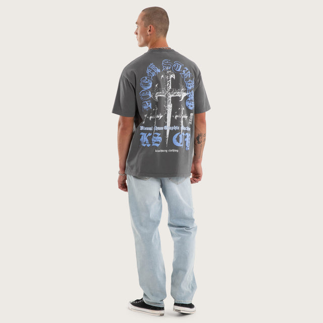 Model wears Obscurity Box Fit Tee Pigment Charcoal T-Shirts Grey – image 4