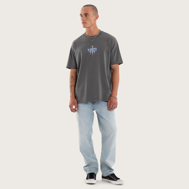 Model wears Obscurity Box Fit Tee Pigment Charcoal T-Shirts Grey – image 5