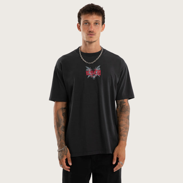 Model wears Underground Box Fit Tee Pigment Anthracite T-Shirts Grey – image 1