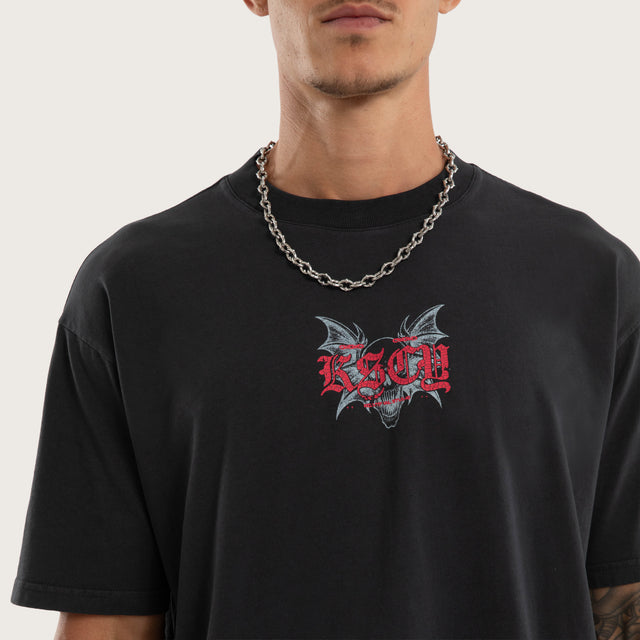 Model wears Underground Box Fit Tee Pigment Anthracite T-Shirts Grey – image 3