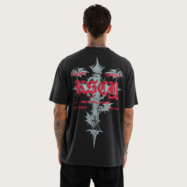 Model wears Underground Box Fit Tee Pigment Anthracite T-Shirts Grey – image 2