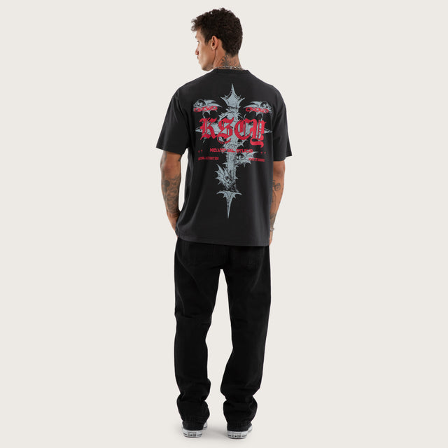 Model wears Underground Box Fit Tee Pigment Anthracite T-Shirts Grey – image 4