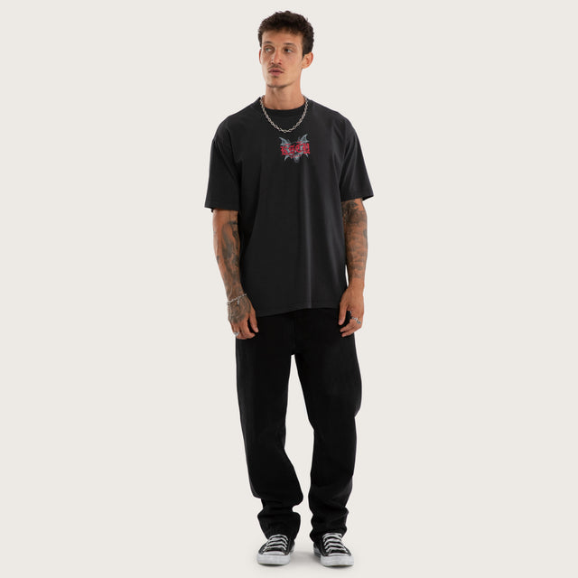 Model wears Underground Box Fit Tee Pigment Anthracite T-Shirts Grey – image 5