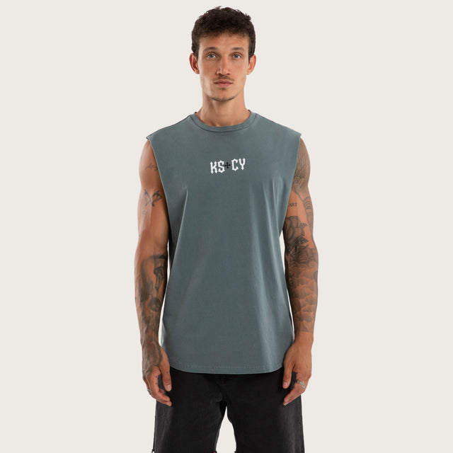 Model wears Resonance Dual Curve Muscle Pigment Stormy Weather Muscle Tees Grey – image 2