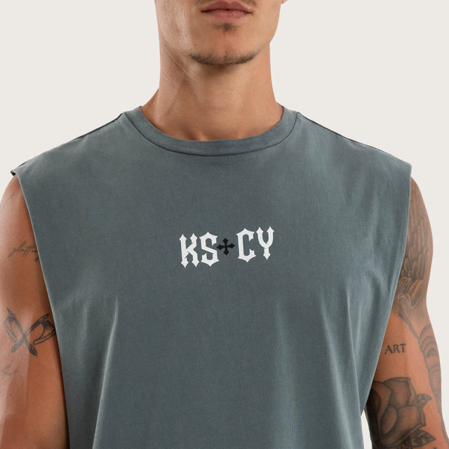 Model wears Resonance Dual Curve Muscle Pigment Stormy Weather Muscle Tees Grey – image 3