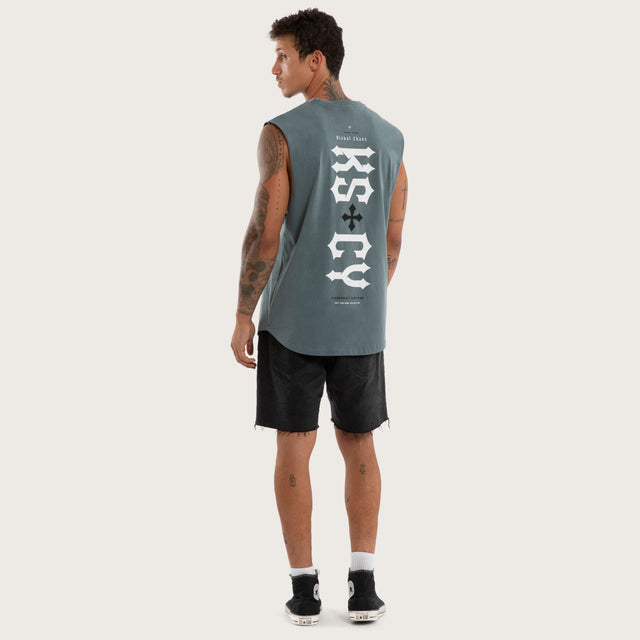 Model wears Resonance Dual Curve Muscle Pigment Stormy Weather Muscle Tees Grey – image 4