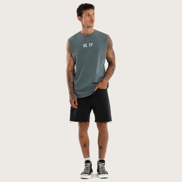 Model wears Resonance Dual Curve Muscle Pigment Stormy Weather Muscle Tees Grey – image 5