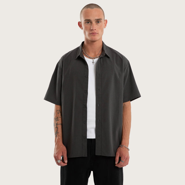 Model wears Pulse SS Shirt Grey Check Short Sleeve Shirts Grey – image 1