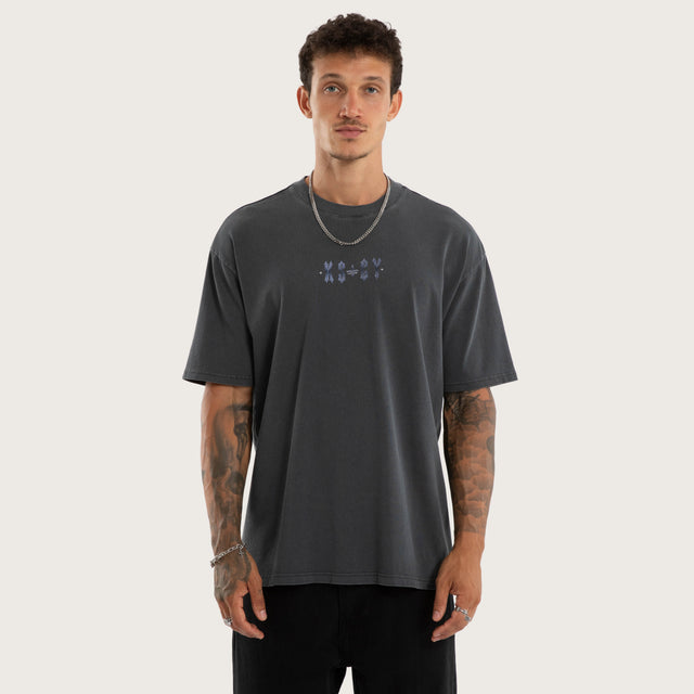 Model wears Collapse Box Fit Tee Asphalt T-Shirts Grey – image 2