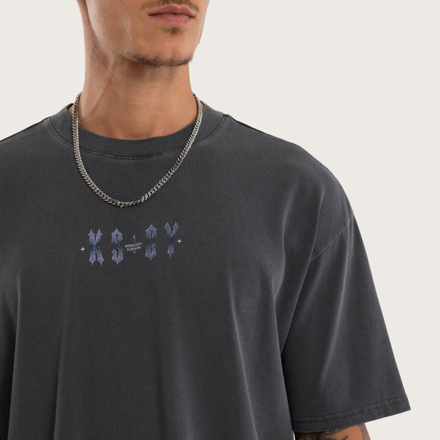 Model wears Collapse Box Fit Tee Asphalt T-Shirts Grey – image 3