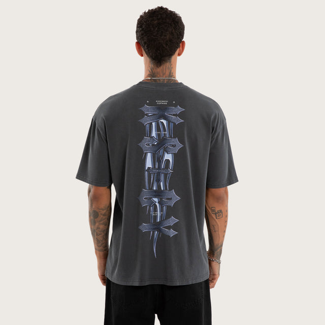 Model wears Collapse Box Fit Tee Asphalt T-Shirts Grey – image 1
