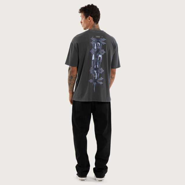 Model wears Collapse Box Fit Tee Asphalt T-Shirts Grey – image 4