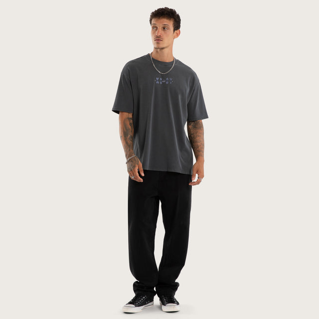 Model wears Collapse Box Fit Tee Asphalt T-Shirts Grey – image 5