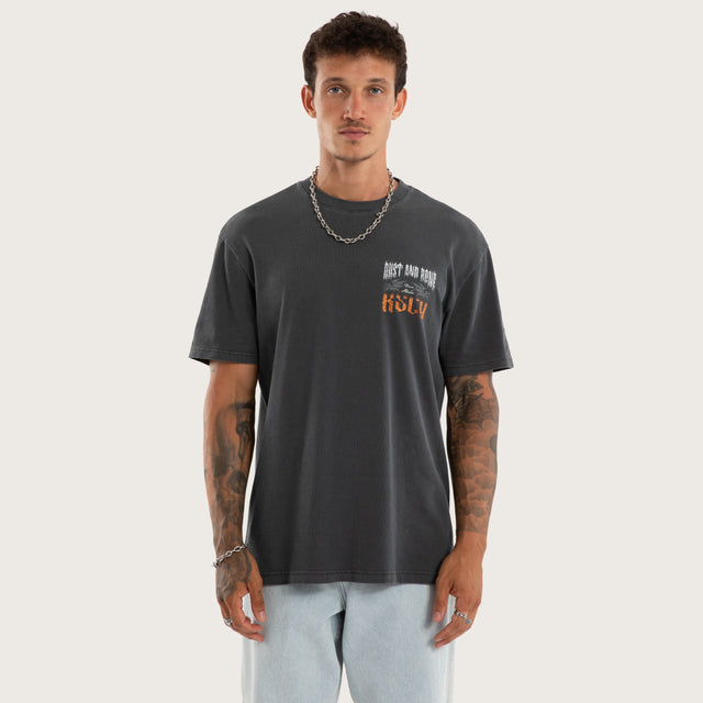 Model wears Disillusion Relaxed Tee Asphalt T-Shirts Grey – image 2