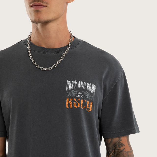 Model wears Disillusion Relaxed Tee Asphalt T-Shirts Grey – image 3