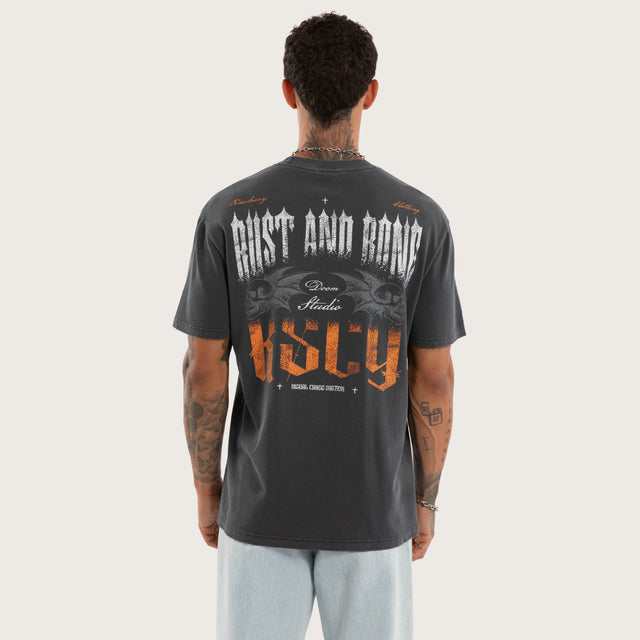 Model wears Disillusion Relaxed Tee Asphalt T-Shirts Grey – image 1