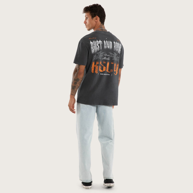 Model wears Disillusion Relaxed Tee Asphalt T-Shirts Grey – image 4