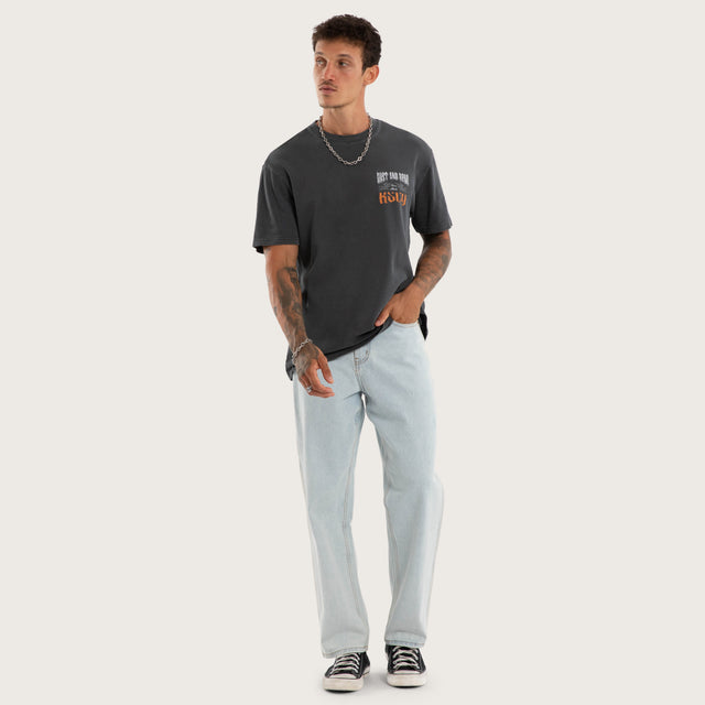 Model wears Disillusion Relaxed Tee Asphalt T-Shirts Grey – image 5