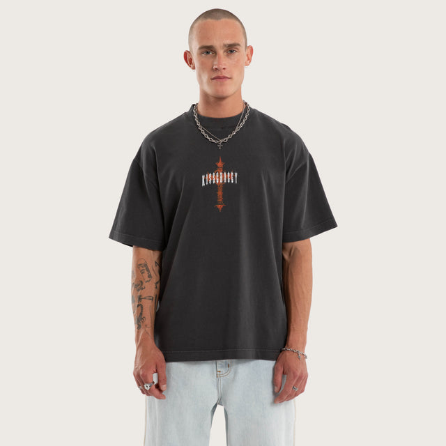Model wears Cathartic Street Tee Pigment Black T-Shirts Black – image 2