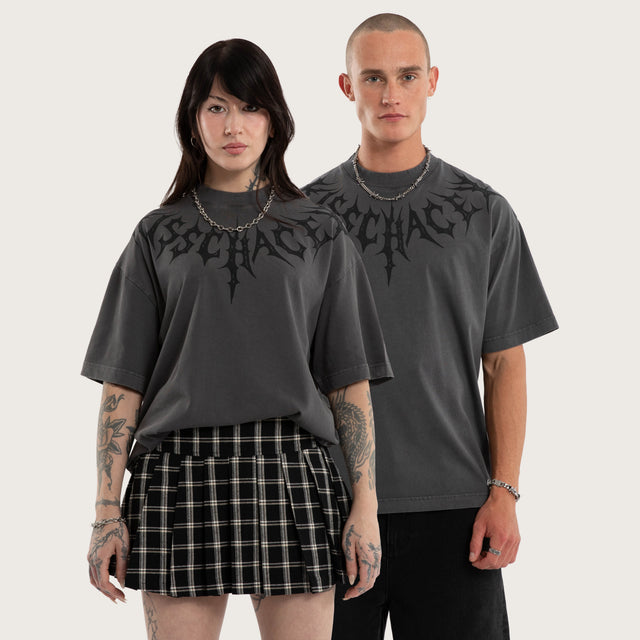 Model wears Saga Street Tee Pigment Asphalt T-Shirts Grey – image 1