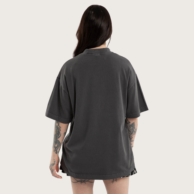 Model wears Saga Street Tee Pigment Asphalt T-Shirts Grey – image 7