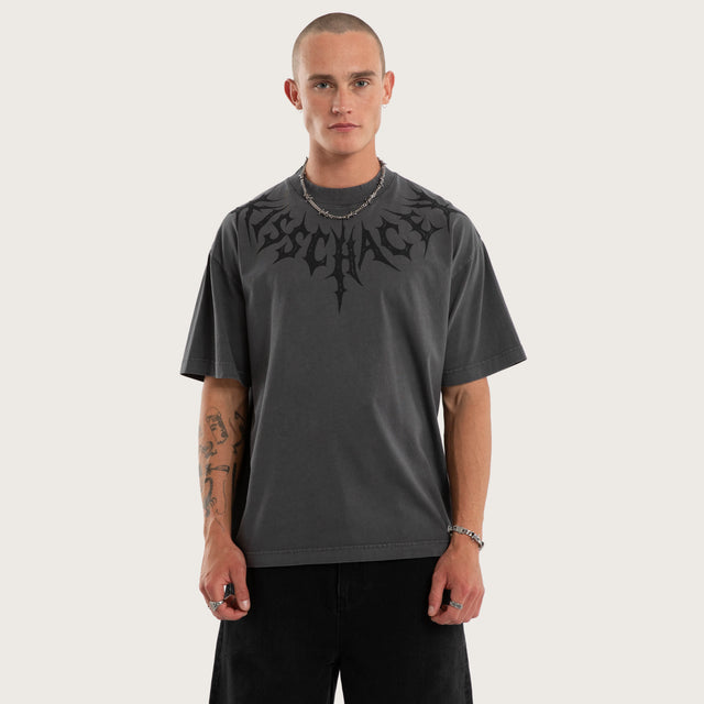 Model wears Saga Street Tee Pigment Asphalt T-Shirts Grey – image 6