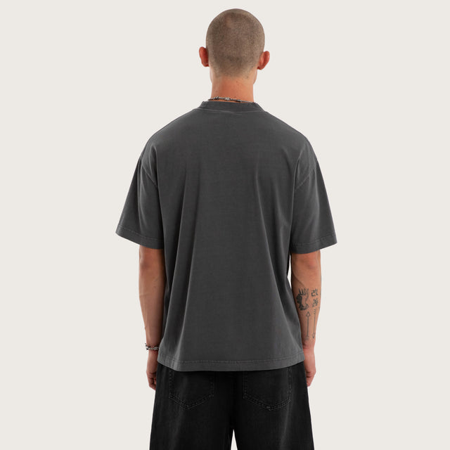 Model wears Saga Street Tee Pigment Asphalt T-Shirts Grey – image 8