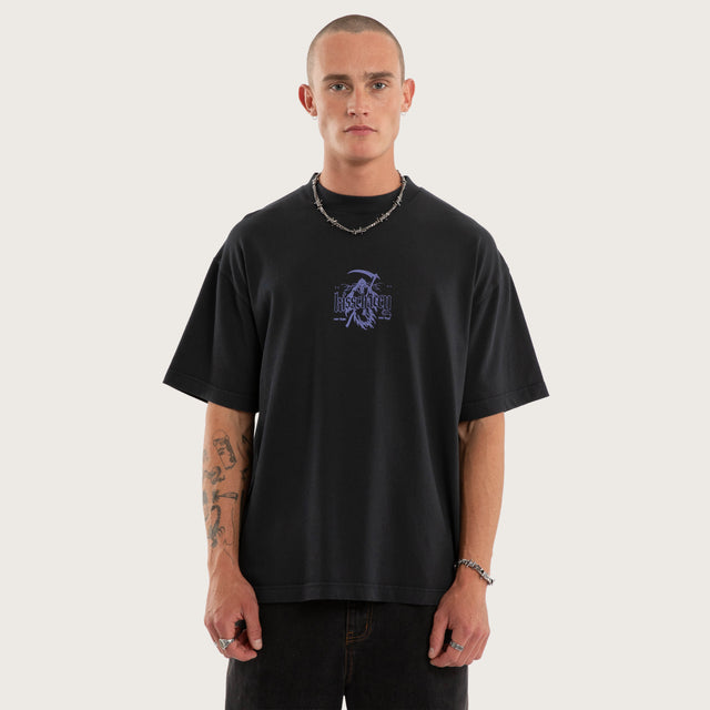 Model wears Grim Street Tee Pigment Anthracite T-Shirts in Black - Image 2