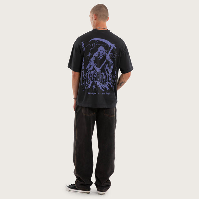 Model wears Grim Street Tee Pigment Anthracite T-Shirts in Black - Image 4