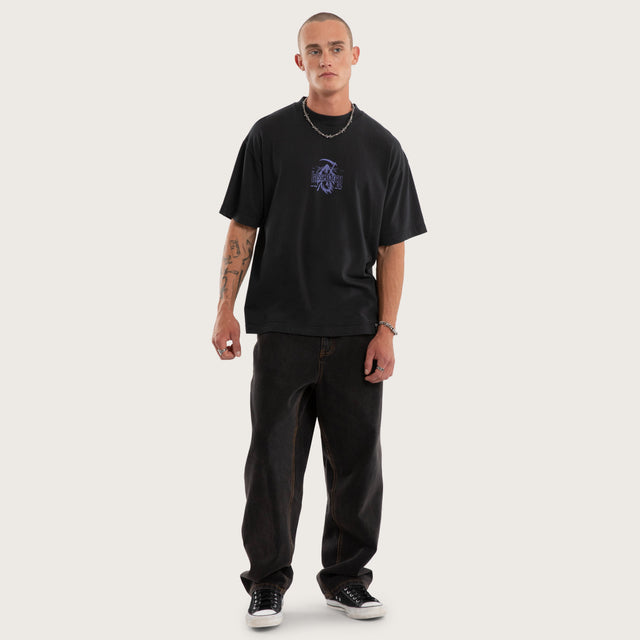 Model wears Grim Street Tee Pigment Anthracite T-Shirts in Black - Image 5