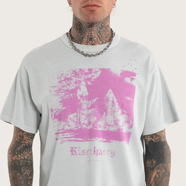 Model wears Burnished Rocker Tee Pigment Dawn Blue T-Shirts Blue – image 2